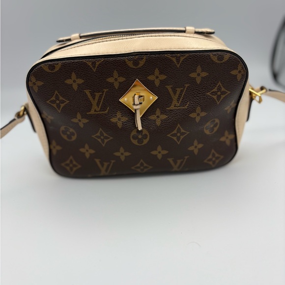 Louis Vuitton Saintonge Crème Monogram Crossbody - Picture 2 of 16